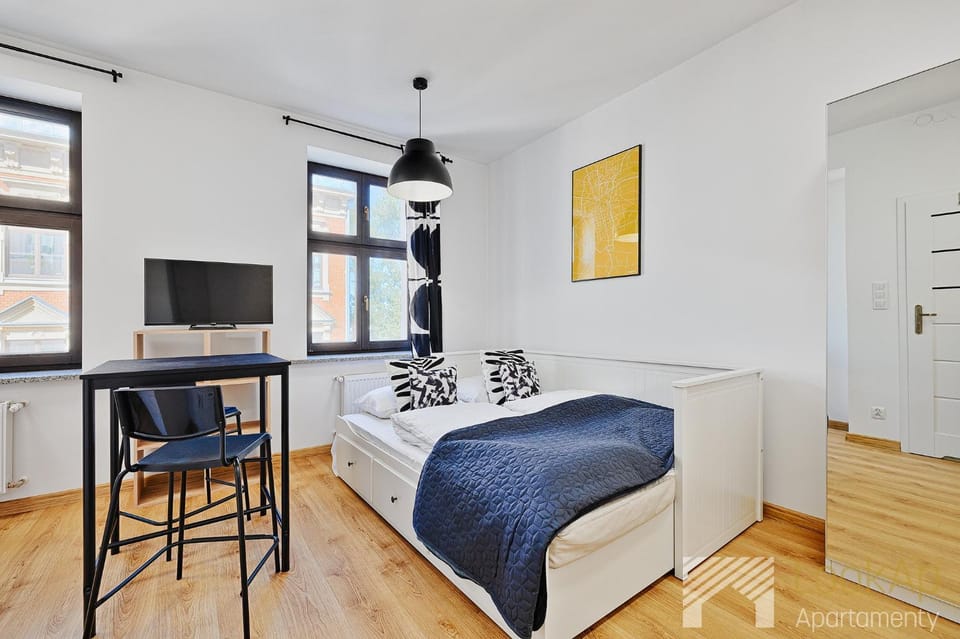 Bed, TV and multimedia, Living room, Photo of the whole room