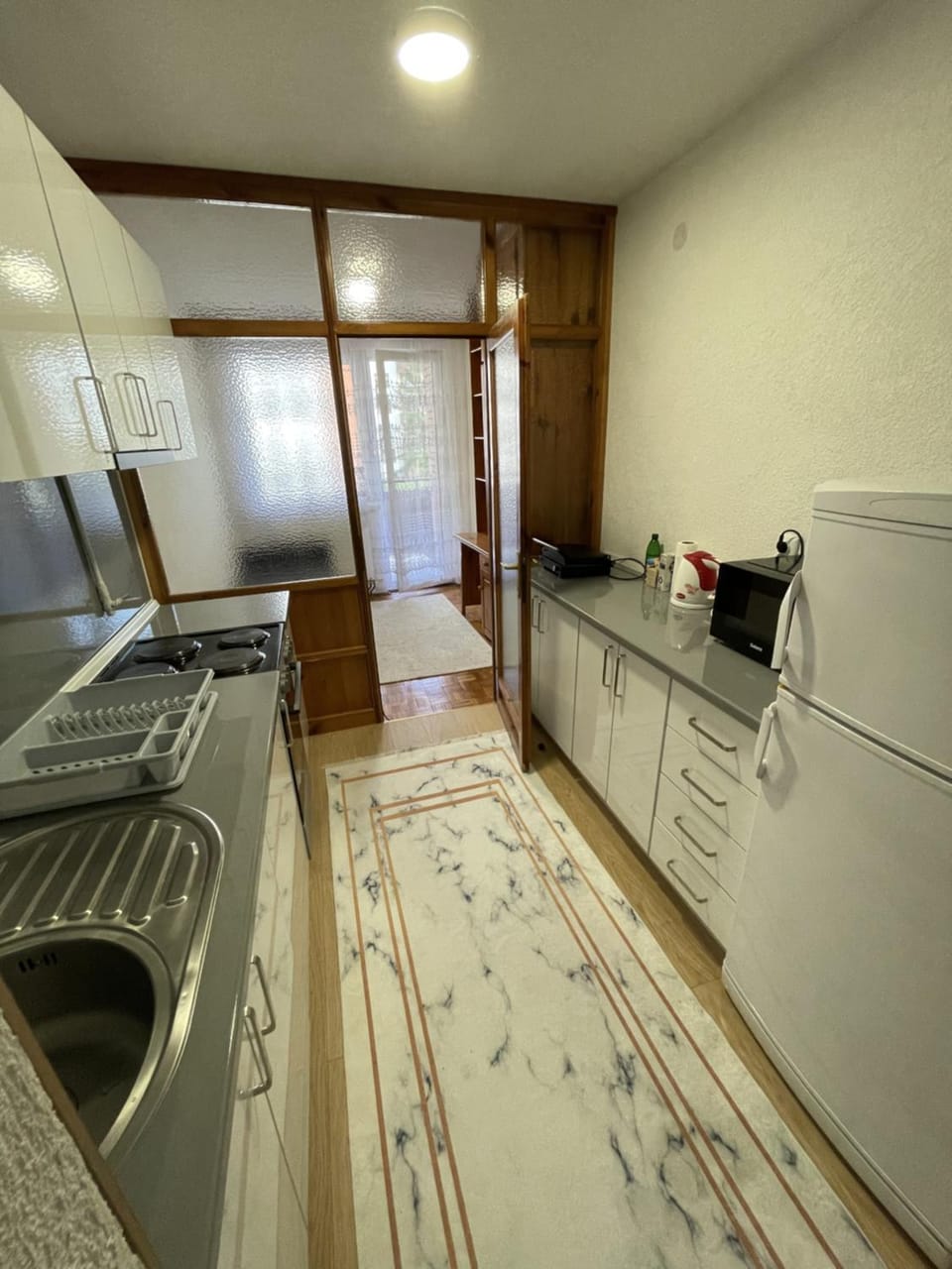 Kitchen or kitchenette, microwave, minibar, oven, stove