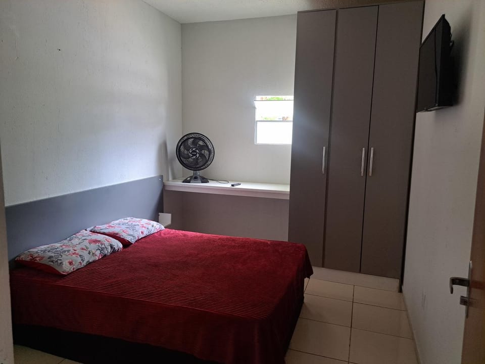 Casa de hospedagem com um de casal com smart tv e ventilador Bed and Breakfast in Montes Claros