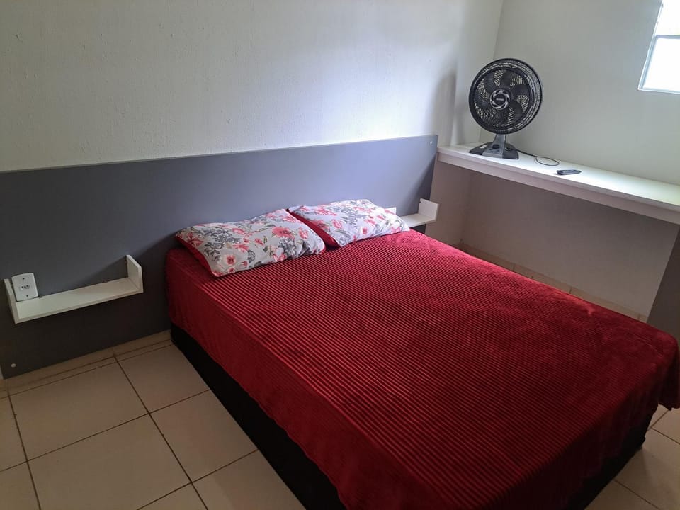 Casa de hospedagem com um de casal com smart tv e ventilador Bed and Breakfast in Montes Claros