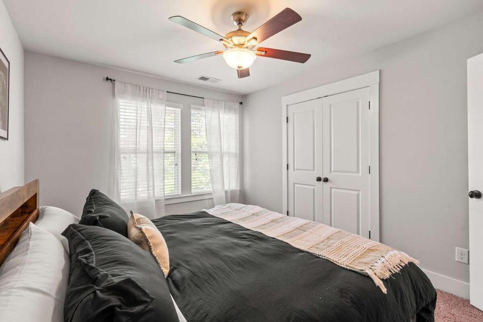 Modern Upscale Farmhouse- in Uptown CLT! Apartment in Charlotte