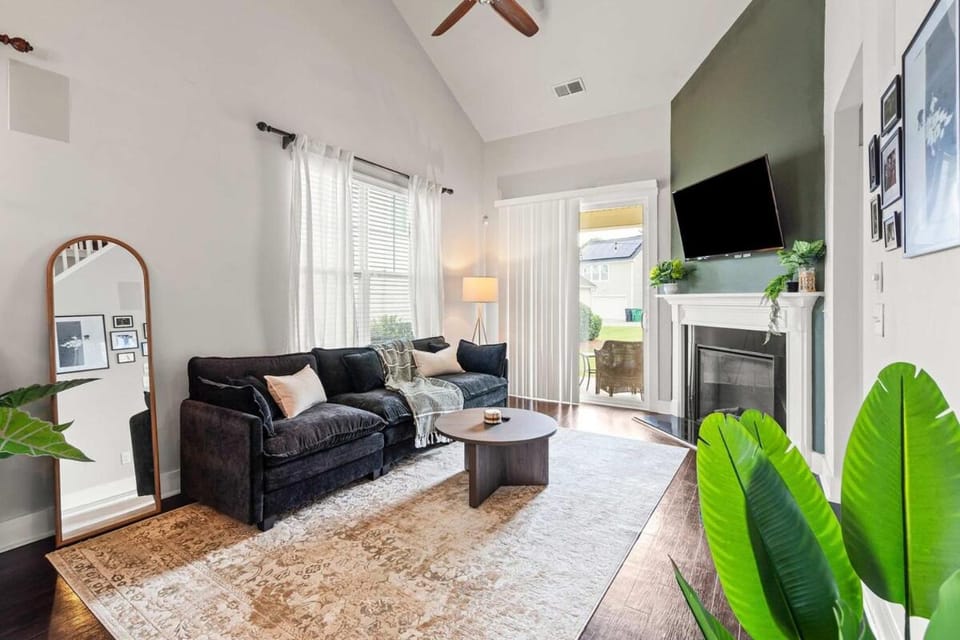Modern Upscale Farmhouse- in Uptown CLT! Apartment in Charlotte