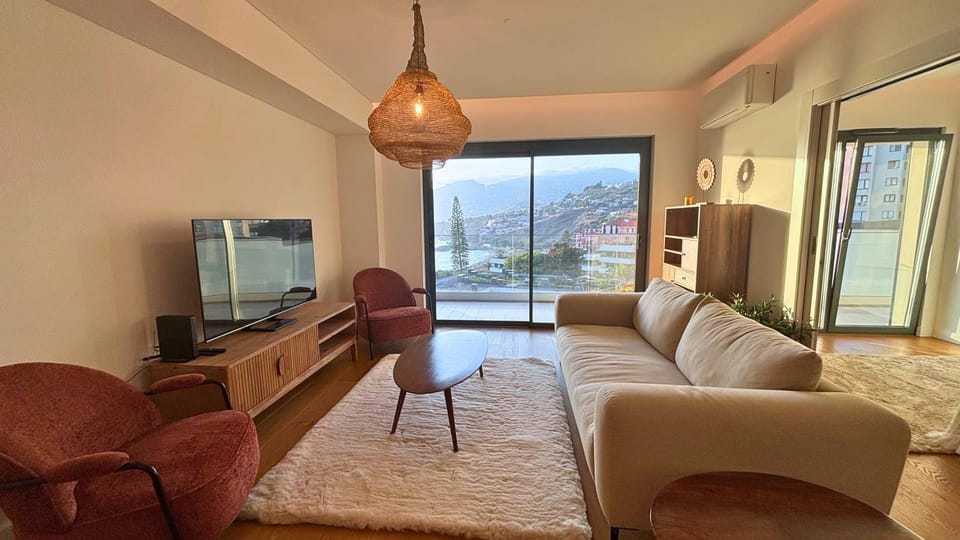 Natural landscape, TV and multimedia, Living room, Seating area