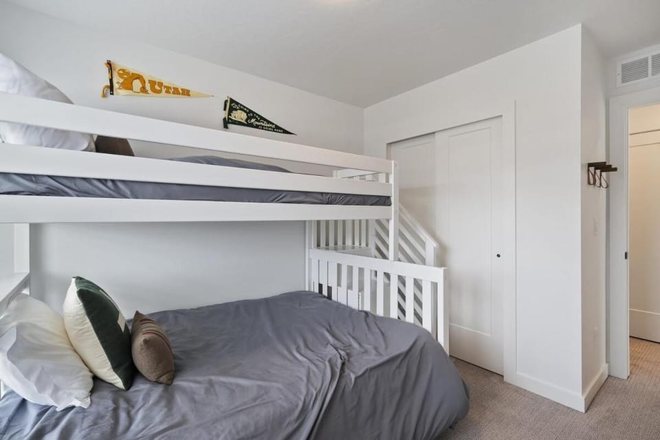 Bedroom, bunk bed