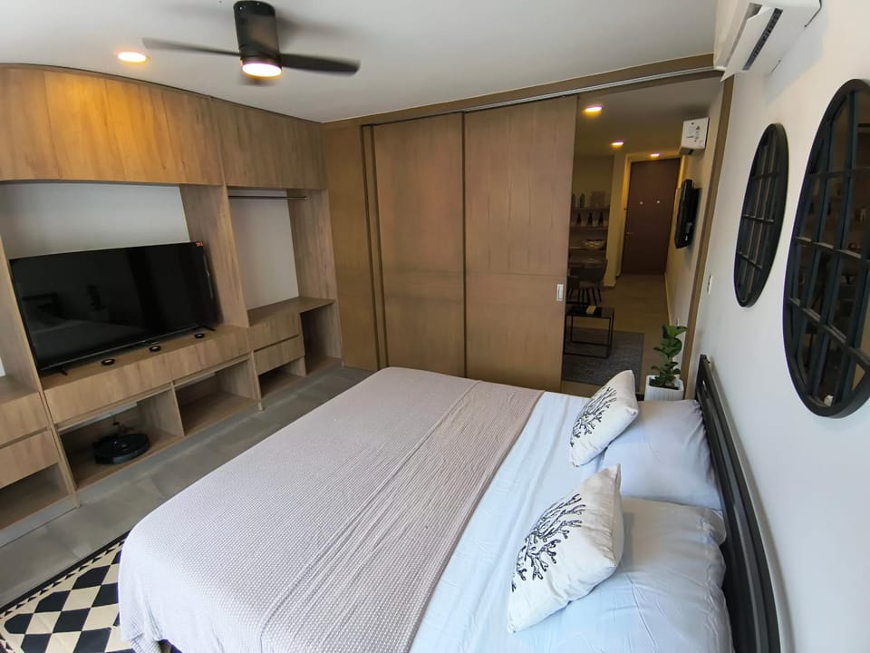 Bed, TV and multimedia, Photo of the whole room, Evening entertainment, Bedroom, wardrobe, air conditioner