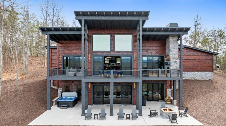 Ultra Luxury Cabin, Stunning Mtn Views, Game room Cabin in Georgia