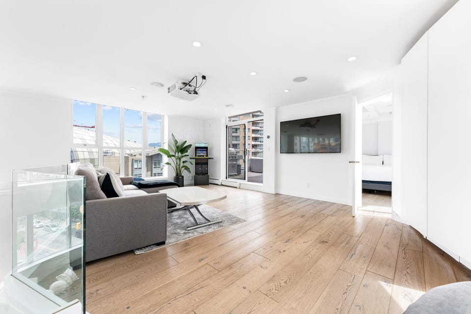 The Vancouver Penthouse, 2-Level, Patios, Hot Tub Apartment in Vancouver