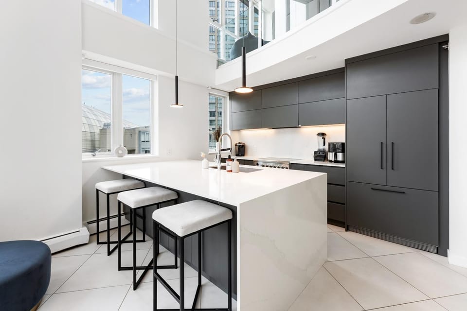 The Vancouver Penthouse, 2-Level, Patios, Hot Tub Apartment in Vancouver
