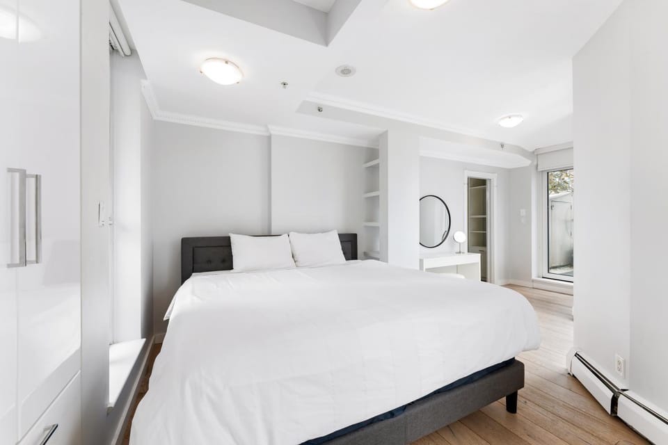 The Vancouver Penthouse, 2-Level, Patios, Hot Tub Apartment in Vancouver