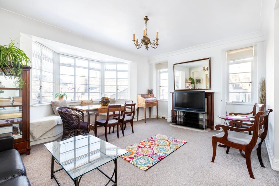 Communal lounge/ TV room, Living room, Seating area, Dining area, Evening entertainment