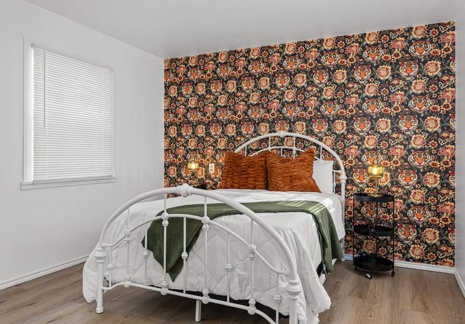 Bubble Bungalow - Cowboy Pool Hot Tub & Firepit House in Fredericksburg