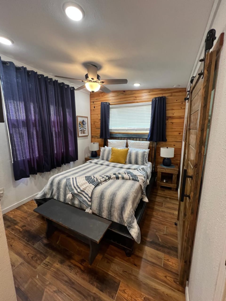 Bed, TV and multimedia, Photo of the whole room