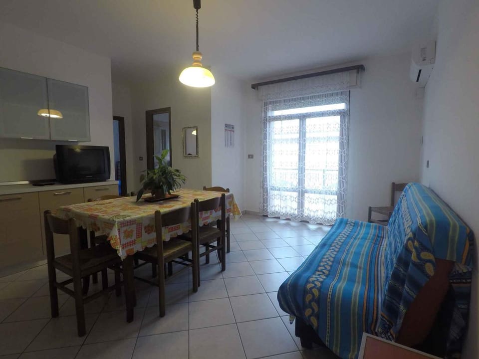 TV and multimedia, Living room, Seating area, Dining area, air conditioner