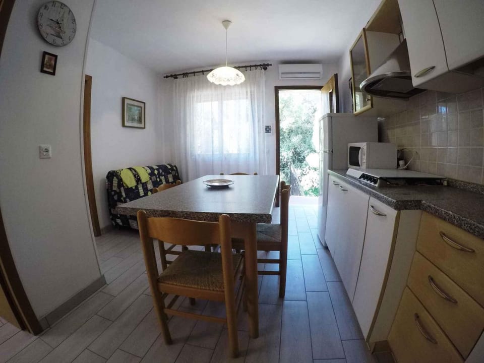 Dining area, microwave