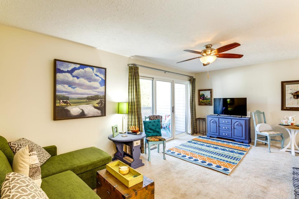 3 Mi to IU: Dog-Friendly Condo w/ Pool Access! House in Bloomington