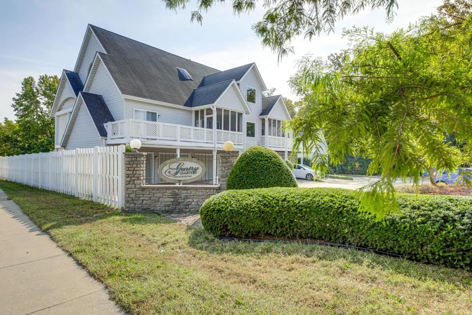 3 Mi to IU: Dog-Friendly Condo w/ Pool Access! House in Bloomington