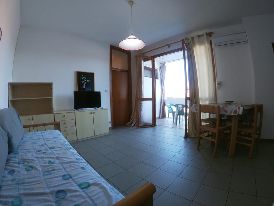 TV and multimedia, Living room, Seating area, Dining area, air conditioner