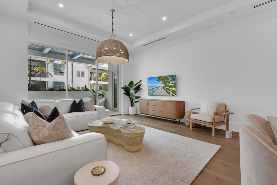 The Mark 208 I Modern Luxury Awaits House in Naples
