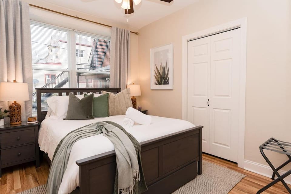 Luxury King Suite Near Shadyside Hospital Apartment in Pittsburgh