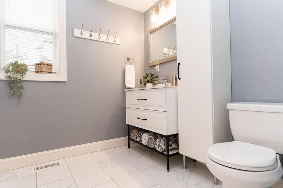 Luxury King Suite Near Shadyside Hospital Apartment in Pittsburgh