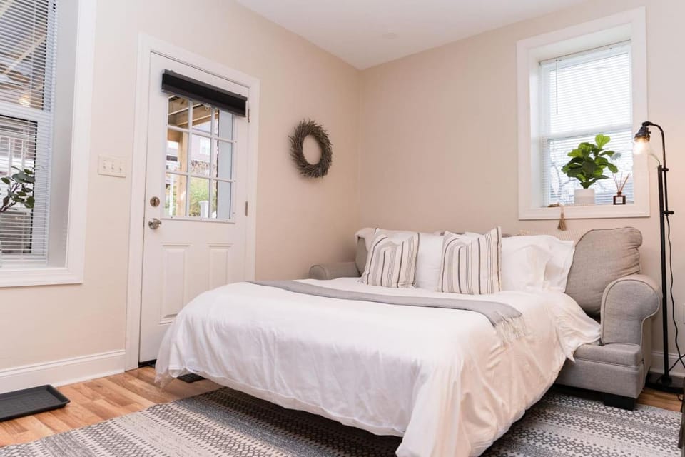 Luxury King Suite Near Shadyside Hospital Apartment in Pittsburgh