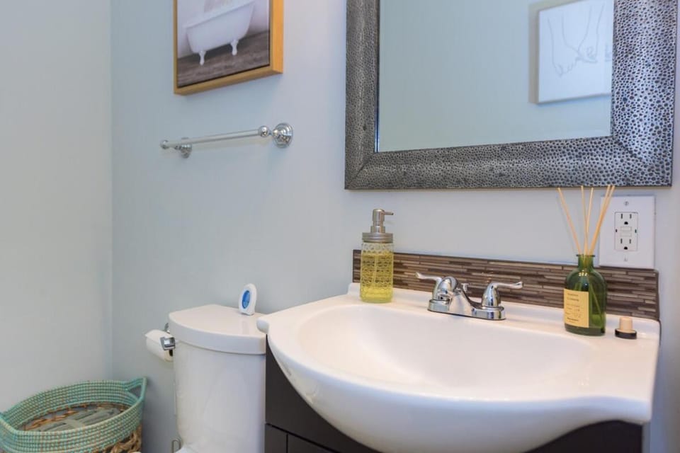 Charming and Cozy 1 Bedroom 1 Bathroom Guest Suite in Silverlake Apartment in Echo Park