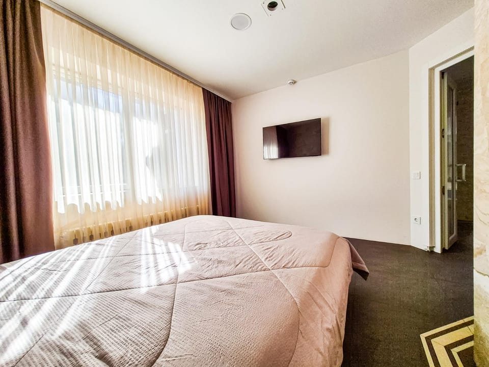 Bed, TV and multimedia, Photo of the whole room, Bedroom
