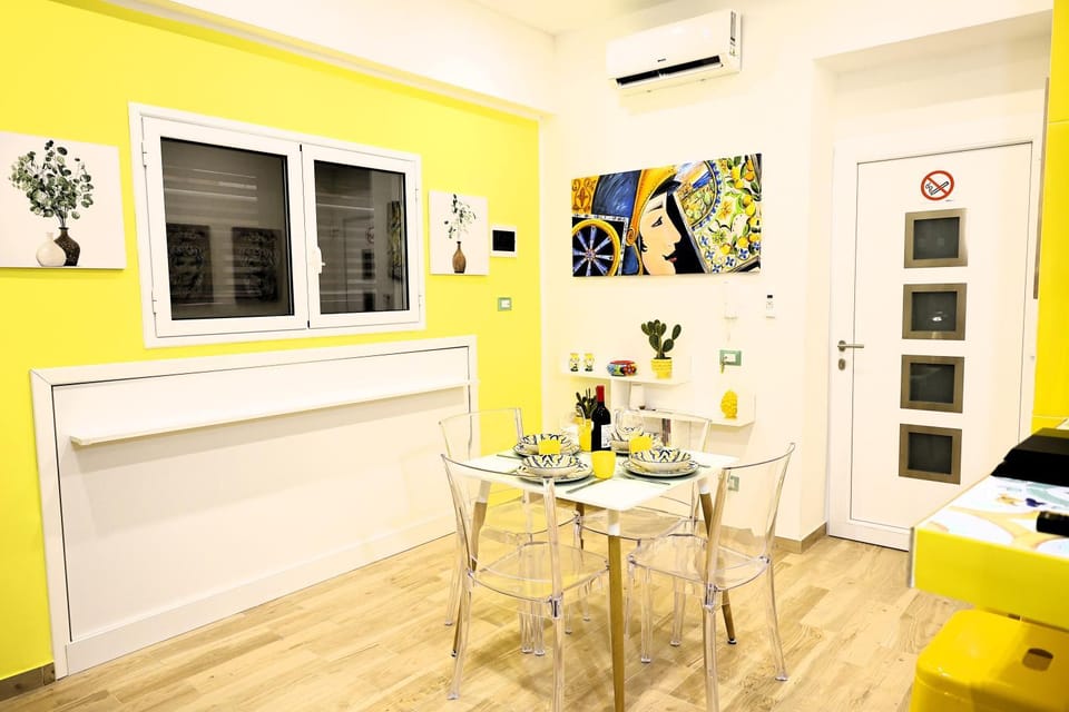 Bed, Dining area, air conditioner