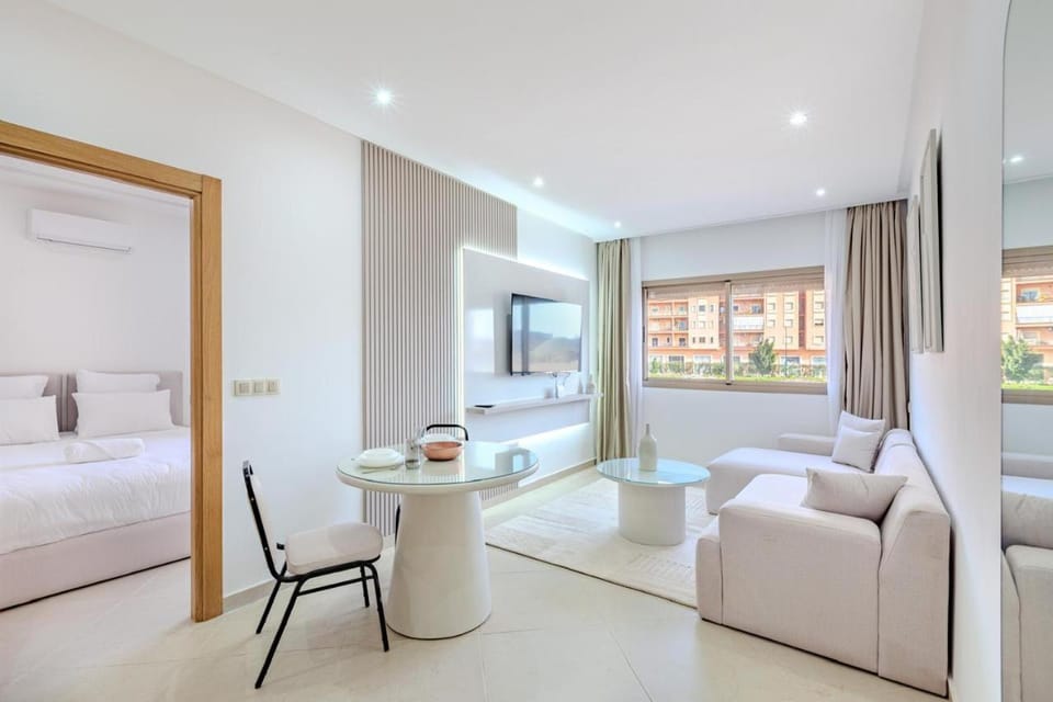 Bed, TV and multimedia, Living room, Seating area, Bedroom