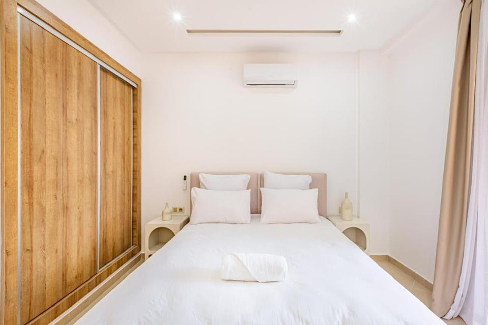 Bed, Photo of the whole room, Bedroom, towels, wardrobe, air conditioner