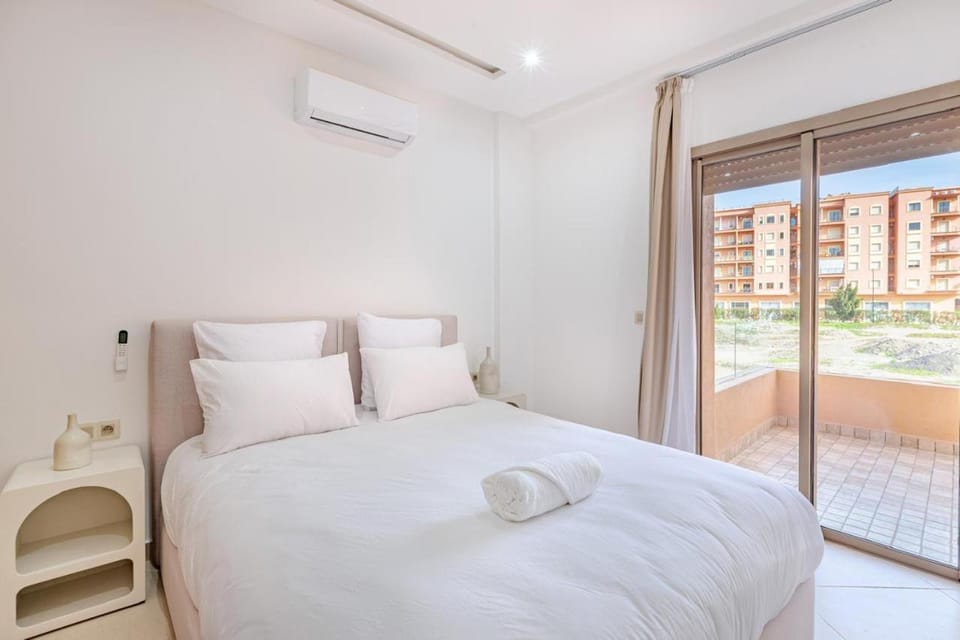 Bed, View (from property/room), Balcony/Terrace, Photo of the whole room, Bedroom, towels, air conditioner