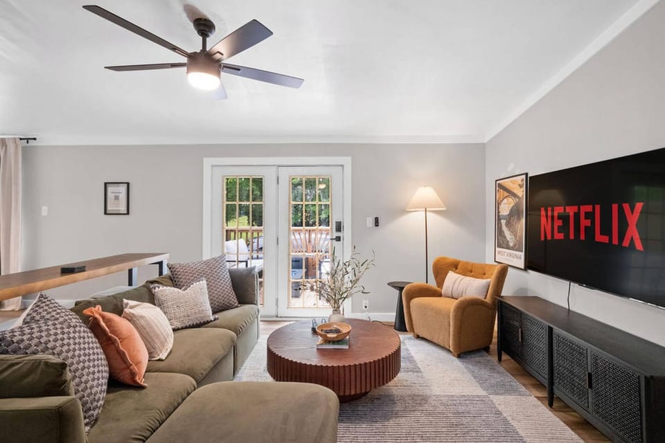 Living room, Photo of the whole room, Seating area, Bedroom