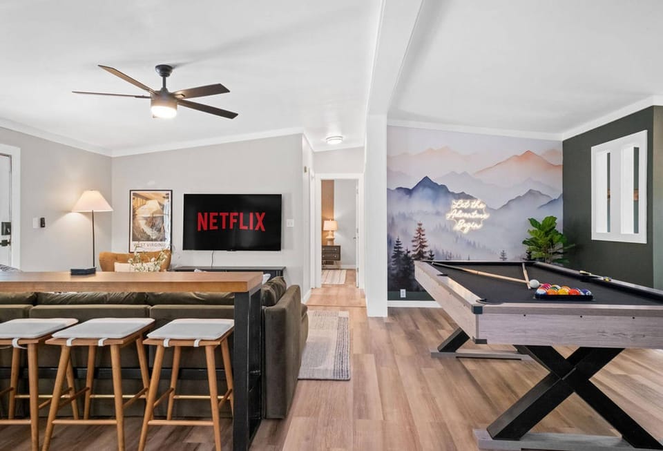 Game Room, Seating area, Entertainment, Family