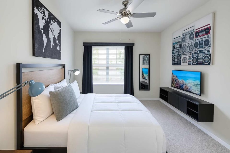 Poolside Comfort 2BR Galleria Stay AND Garage House in Houston