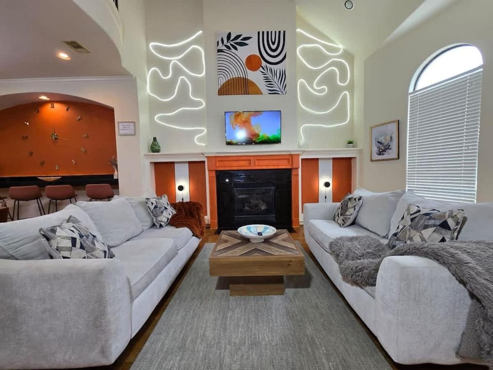 King Suite Retreat Jacuzzi Private Deck 3BR House in Harris County