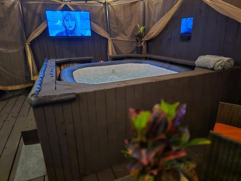 King Suite Retreat Jacuzzi Private Deck 3BR House in Harris County