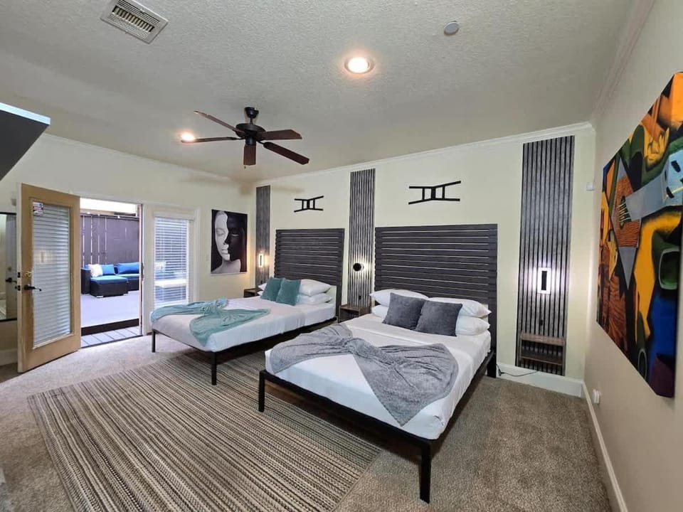 King Suite Retreat Jacuzzi Private Deck 3BR House in Harris County