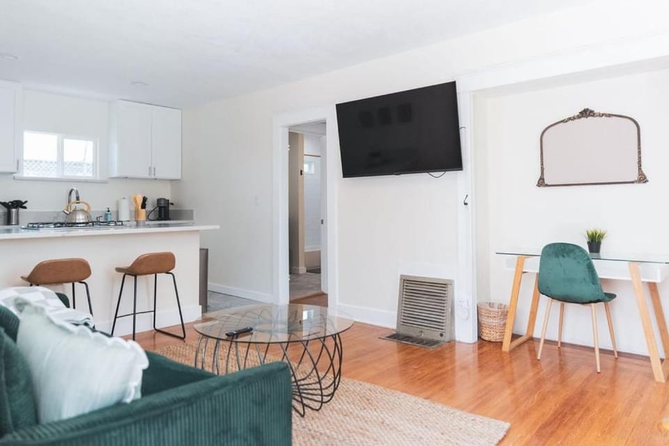 Renovated 1 Bedroom 1 bathroom Cottage Near Larchmont Village Apartment in Hollywood