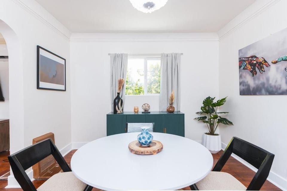 Charming Vintage 2 bedroom 1 Bathroom Close to Larchmont Village Apartment in Hollywood