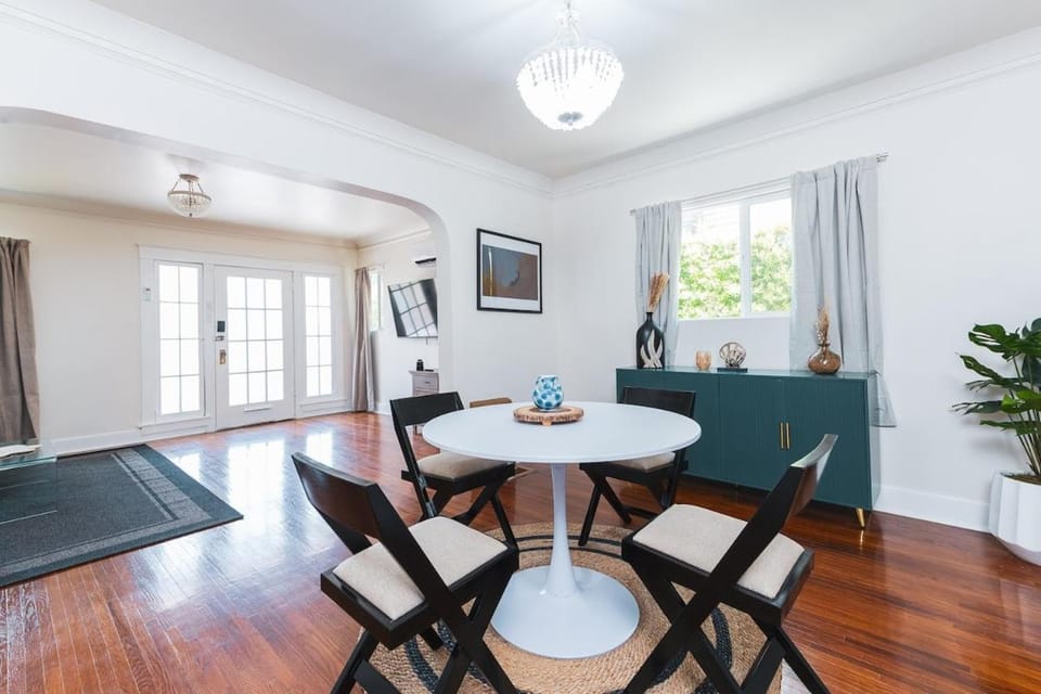 Charming Vintage 2 bedroom 1 Bathroom Close to Larchmont Village Apartment in Hollywood