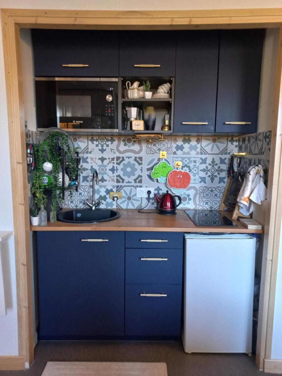 Kitchen or kitchenette, oven
