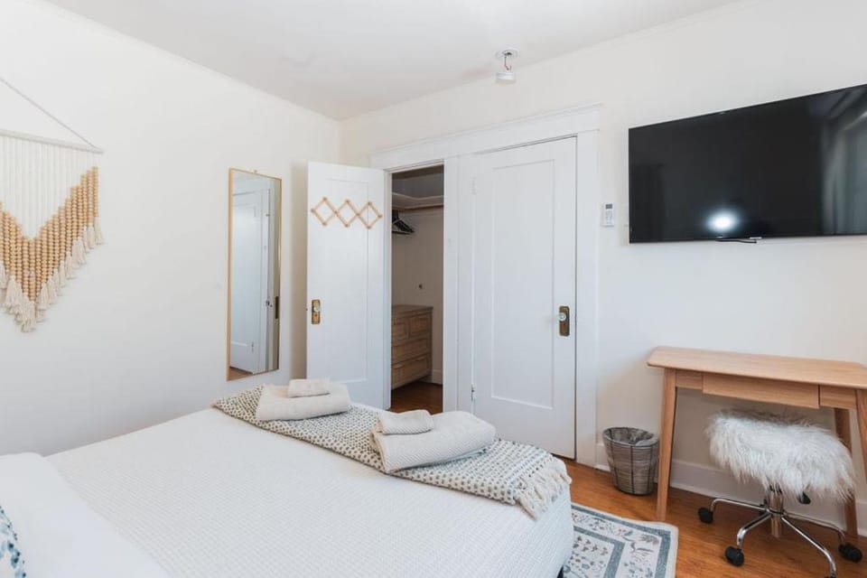 Quaint Updated 2 bedroom 1 bathroom Cottage Near Larchmont Village Apartment in Hollywood