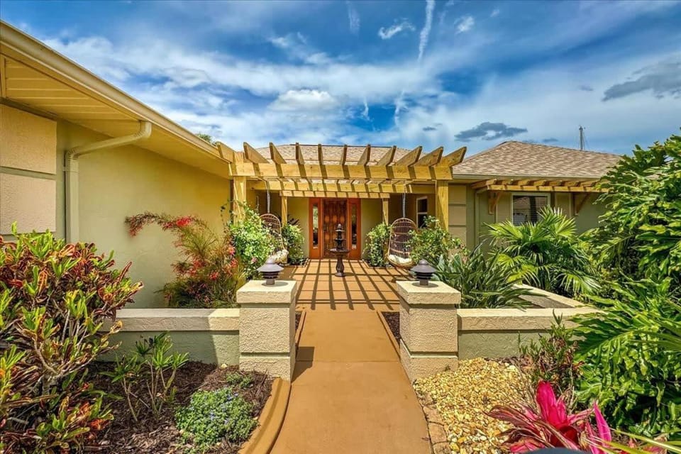 Canalfront with Pool Kayaks Bikes & Boat Access House in Palm Coast