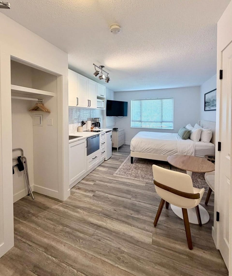 Cascade Lodge Studio-steps from village Apartment in Whistler