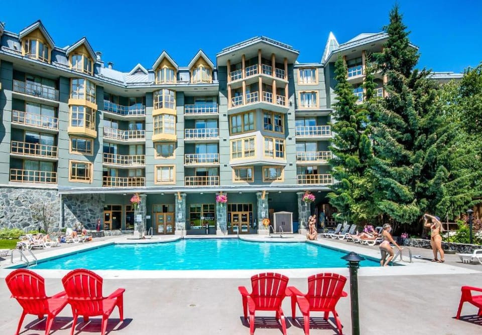 Cascade Lodge Studio-steps from village Apartment in Whistler