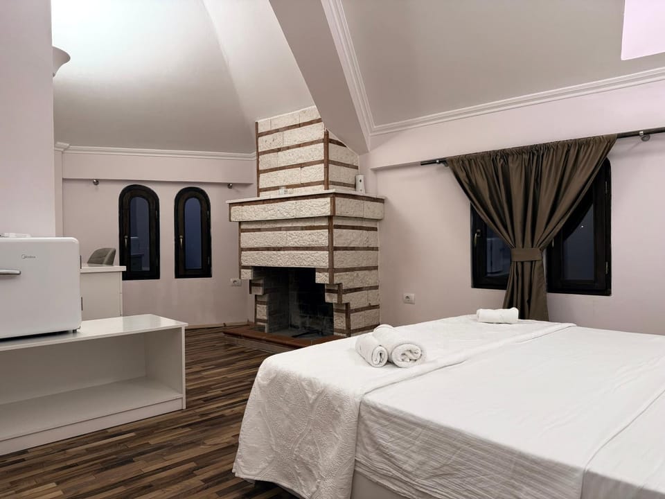Shower, Property building, Restaurant/places to eat, TV and multimedia, Lounge or bar, Landmark view, Breakfast, Parking, fireplace, hair dryier, air conditioner, air conditioner