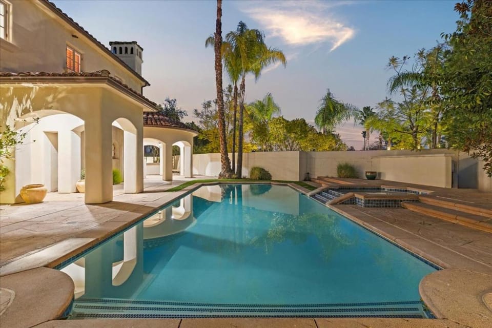 5800 sq ft Gorgeous Tarzana 7 bedroom 9 bathroom home with pool and hot tub House in Tarzana