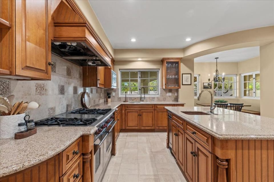 5800 sq ft Gorgeous Tarzana 7 bedroom 9 bathroom home with pool and hot tub House in Tarzana