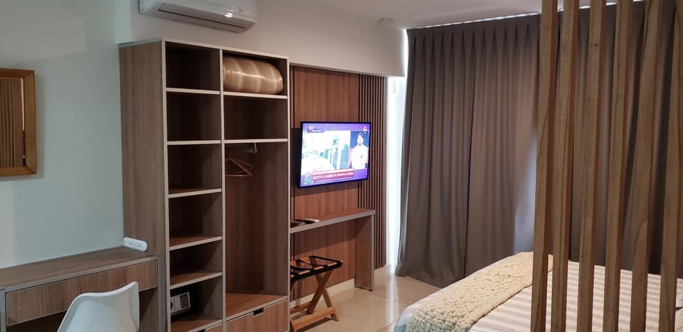 Bed, TV and multimedia, Bedroom