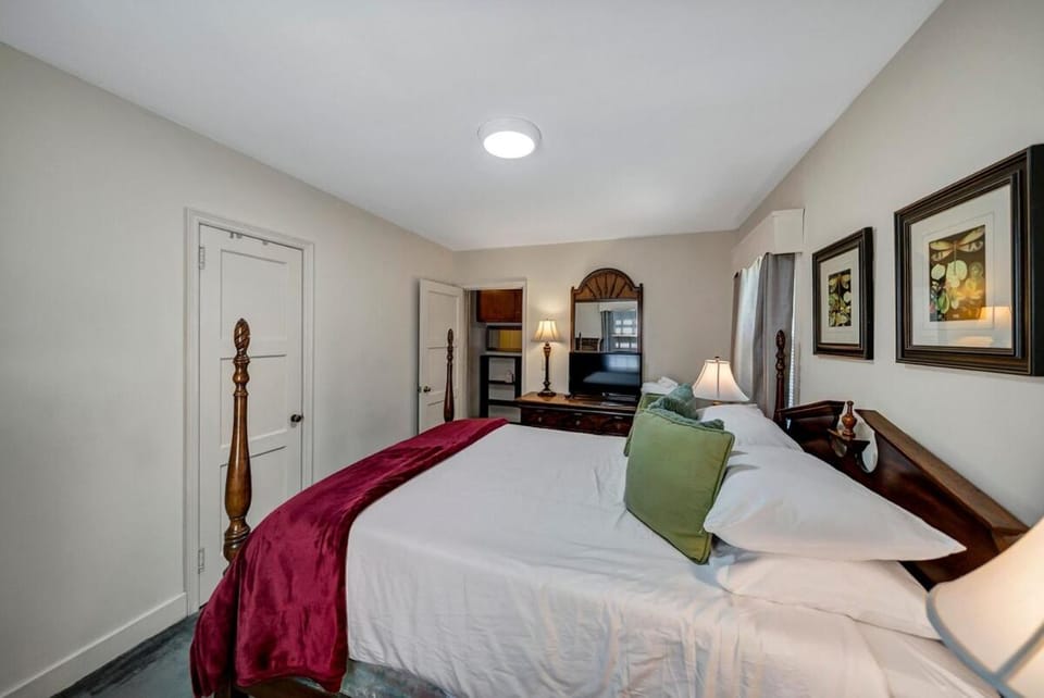 Charming 2BR - Antique Cottage House in West Columbia